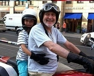 Achmed mit seinem Sohn Joel Salim auf dem Suzuki-Motorrad